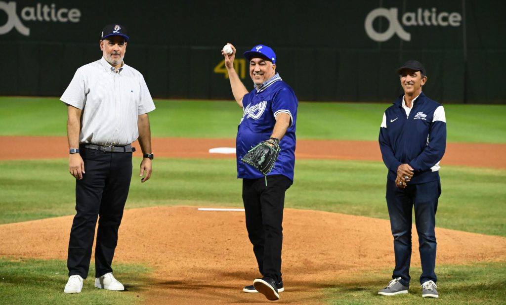 Licenciado Erik Pérez Vega lanza la primera bola