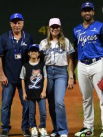 Mónica Ceballos, VP de Negocios Asociación Cibao, lanza la primera bola