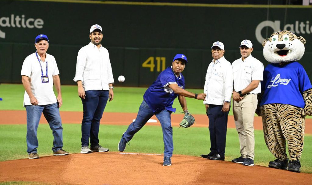 Héctor Ramírez, Vicepresidente de Eco Petróleo, lanza la primera bola Héctor Ramírez, Vicepresidente de Eco Petróleo, lanza la primera bola