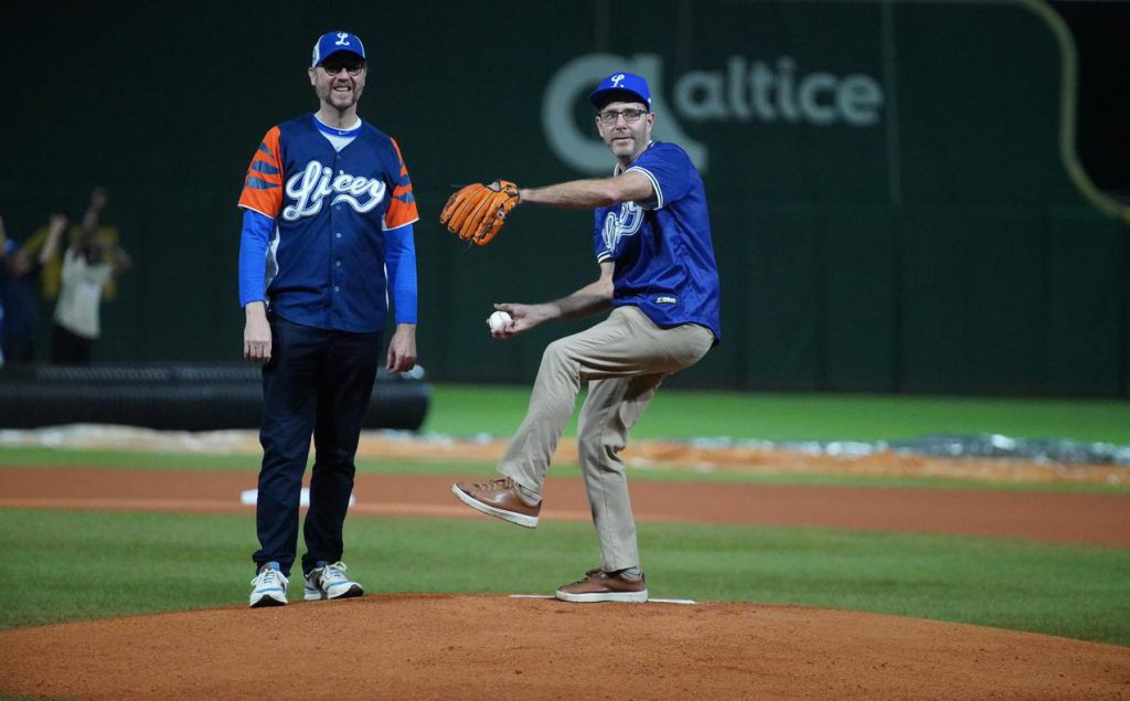 Consul General de Estados Unidos realiza lanzamiento de honor