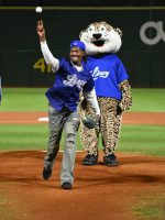 Abner Uribe, mejor relevista dominicano del 2025, lanza la primera bola