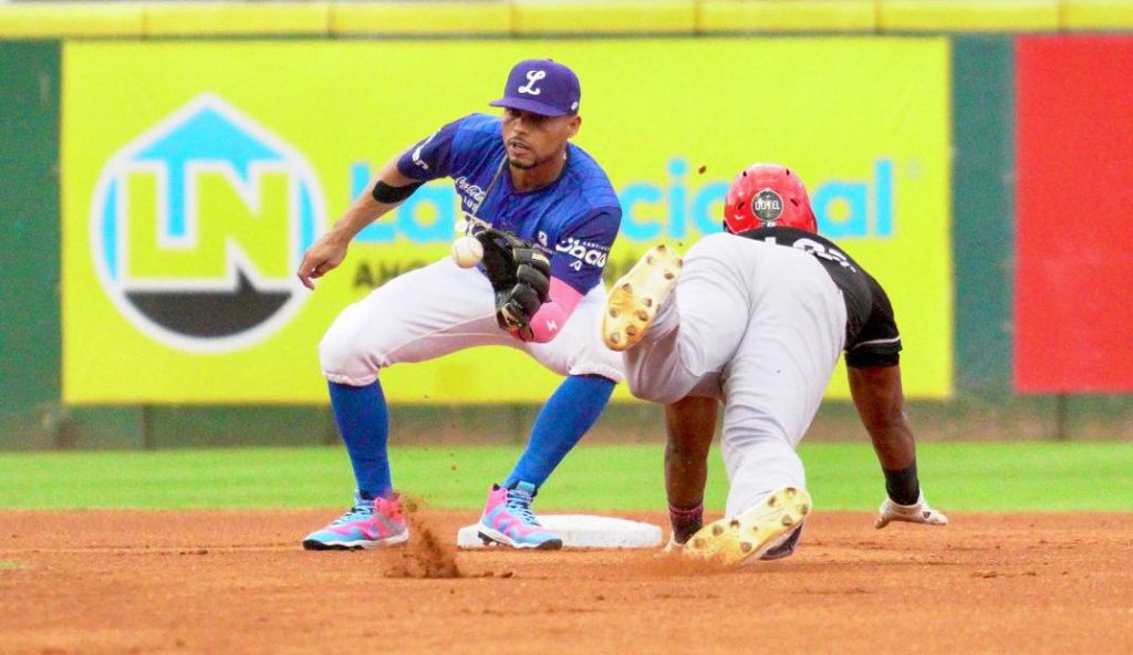 Gustavo Núñez logra su cuarto Guante de Oro en Lidom