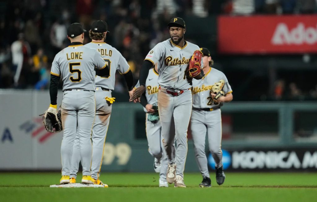 Cruz da 3 hits, Castro pega cuadrangular en MLB