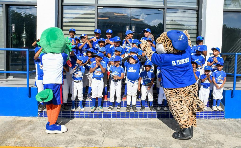 Colí visita a los Tigres del Licey y comparte con niños de su academia infantil Colí visita a los Tigres del Licey y comparte con niños de su academia infantil