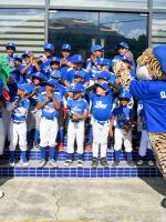 Colí visita a los Tigres del Licey y comparte con niños de su academia infantil