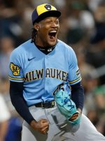 Abner Uribe obtiene cuarta victoria en MLB