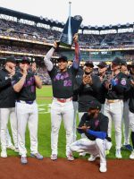 Juan Soto recibe el trofeo del Bate de Plata