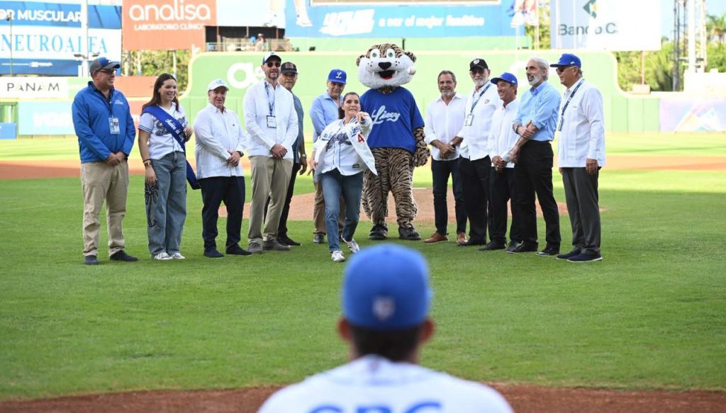 Leah Francis Campos, Embajadora de Estados Unidos, realiza el lanzamiento de honor Leah Francis Campos, Embajadora de Estados Unidos, realiza el lanzamiento de honor