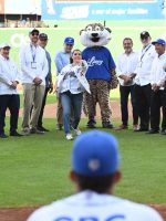 Leah Francis Campos, Embajadora de Estados Unidos, realiza el lanzamiento de honor