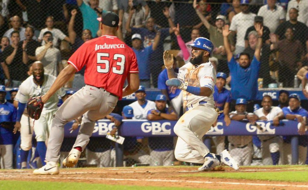 ¡Con las piernas de Bonifacio! Licey deja tendido al Escogido ¡Con las piernas de Bonifacio! Licey deja tendido al Escogido
