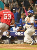 ¡Con las piernas de Bonifacio! Licey deja tendido al Escogido